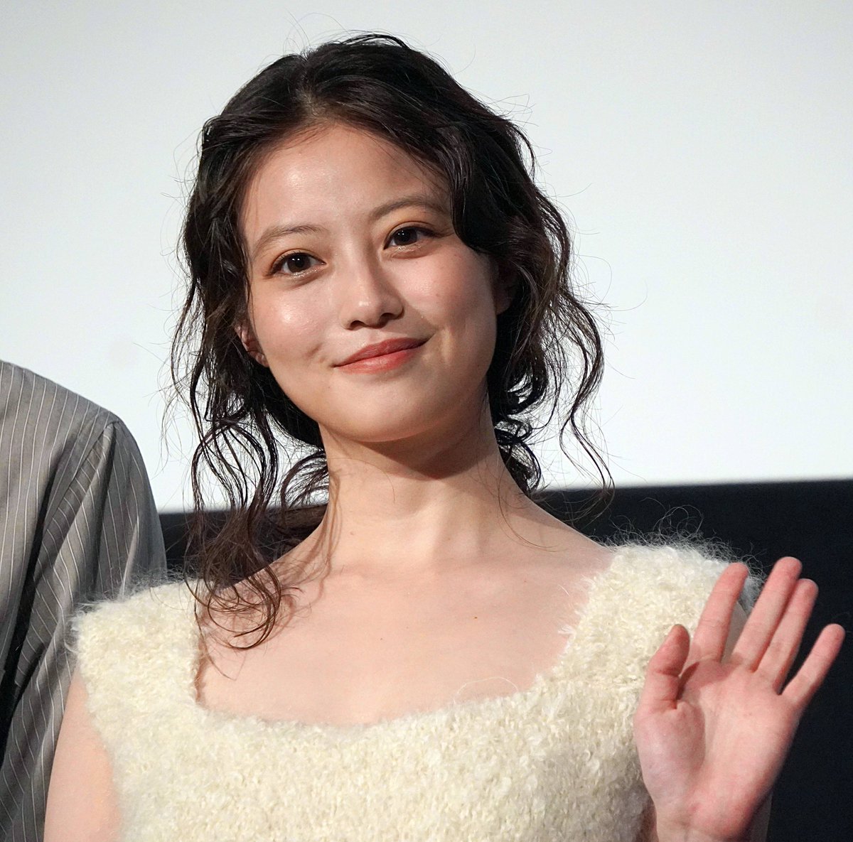 oricon's tweet photo. 今田美桜、まるで“白鳥”🦢🤍
ファー＆ミニドレスで可憐な魅力を全開 

松村北斗と映画『白鳥とコウモリ』
公式キャラクターに命名
https://t.co/Vzzn0KQH8D https://t.co/PZmgO1PkXc
