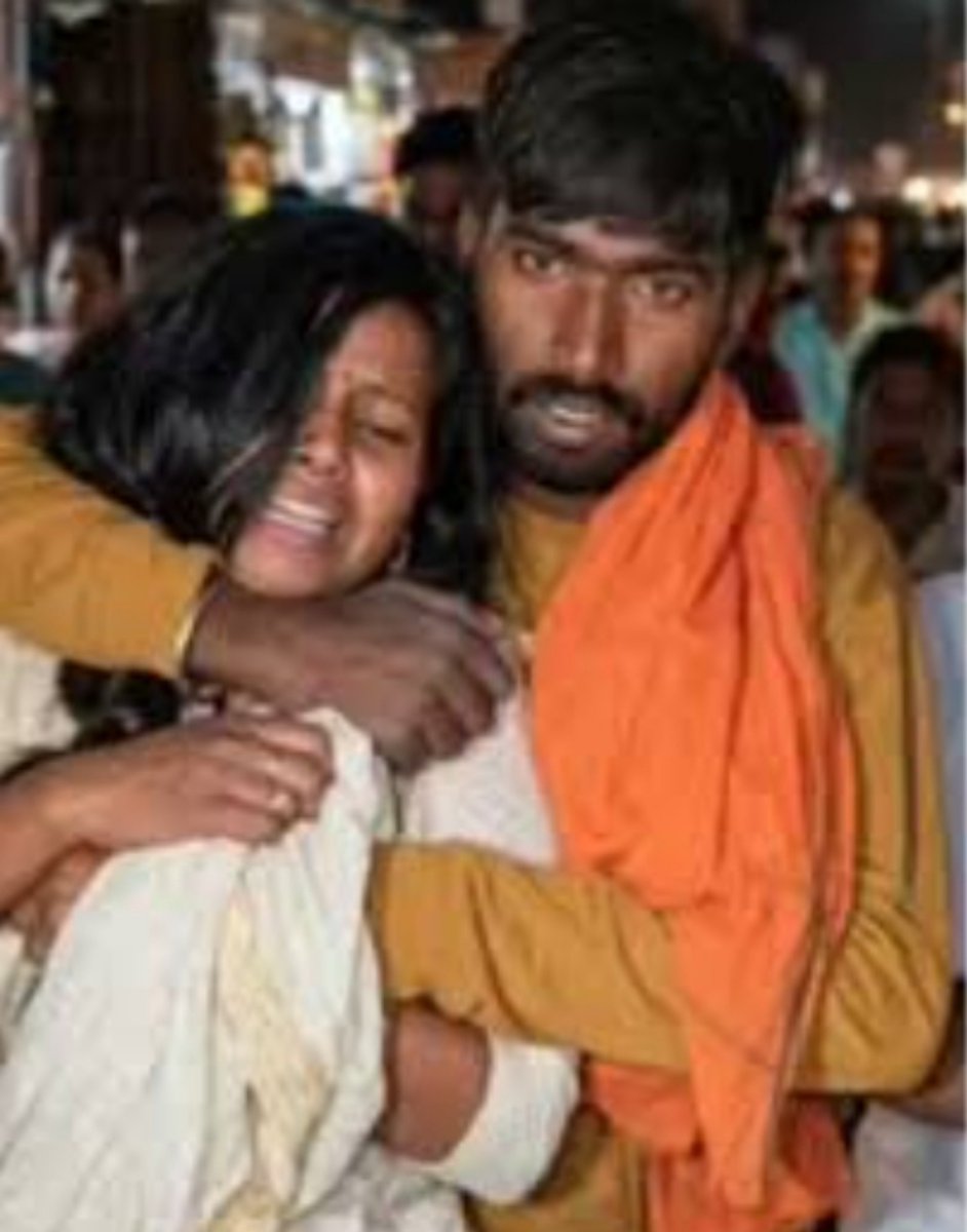 rajanna_rupesh's tweet photo. ಈ ಎರಡು ಘಟನೆಗಳು ಬಿಹಾರದಲ್ಲಿ ನಡೆದಿರೋದು..
ಇದುವರೆಗೂ ಇವರ ಬಂಧನ ಆಗಿದಿಯೋ ಇಲ್ವೋ ಮಾಹಿತಿ ಇಲ್ಲ.

ಇವತ್ತು ಭೀಮಾರುಗಳಿಂದ ದಿನ ದಿನವೂ ಲಕ್ಷಾಂತರ ಜನ 
ನಮ್ಮ ಕರ್ನಾಟಕ ಬಂದು ಸೇರುತ್ತಿದ್ದಾರೆ..
ವಾಪಸ್ ಅಂತೂ ಹೋಗಲ್ಲ.
ಮುಂದೆ ಕನ್ನಡಿಗರ ಗತಿಯೇನು 🤦🏻‍♂️
ಹೇಳೋರು ಕೇಳೋರು ಯಾರು ಇಲ್ಲ.

ಎಚ್ಚರ ಕನ್ನಡಿಗ.

ಕರ್ನಾಟಕಕ್ಕೆ ವಲಸೆ ನೀತಿ ಬೇಕು.. https://t.co/86Bwdj9pxg
