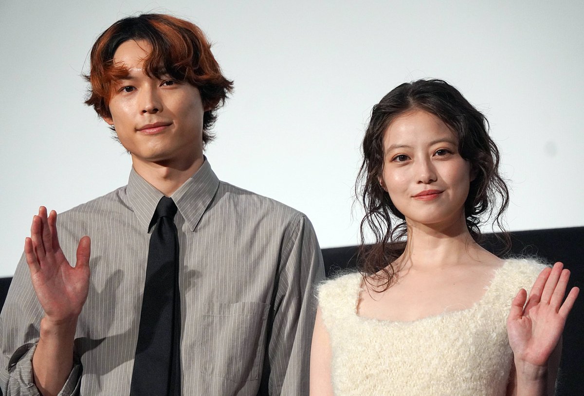 oricon's tweet photo. 今田美桜、まるで“白鳥”🦢🤍
ファー＆ミニドレスで可憐な魅力を全開 

松村北斗と映画『白鳥とコウモリ』
公式キャラクターに命名
https://t.co/Vzzn0KQH8D https://t.co/PZmgO1PkXc