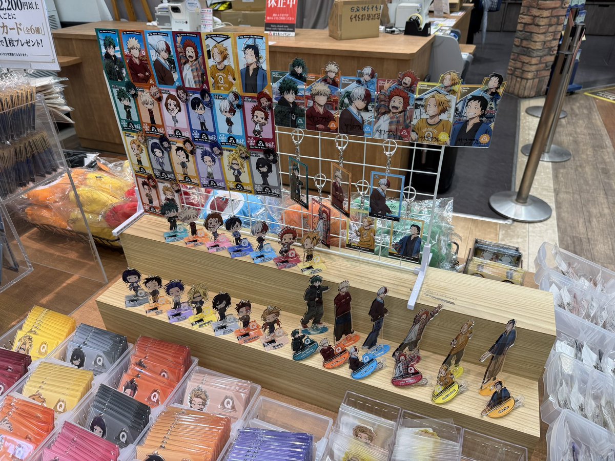 shibuyasmash's tweet photo. Fuji Q Highland x My Hero Academia merchandise display! A lot of it is non-random! You can pick the acrylics 🙌 https://t.co/u5jBHr4NlL