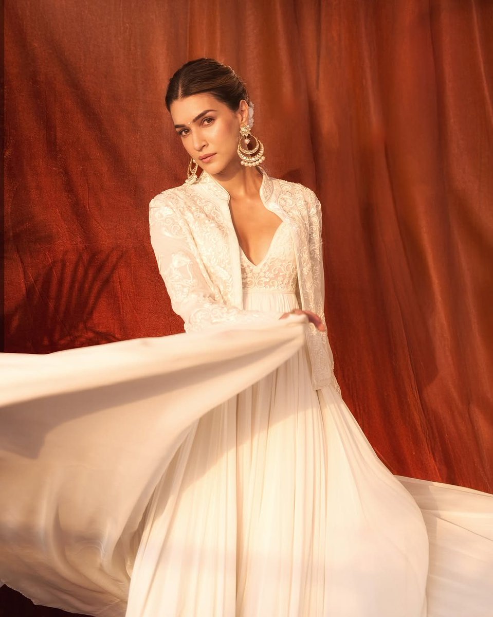 VOGUEIndia's tweet photo. 🔗: https://t.co/dJjlAtSScQ
Kriti Sanon embraces tonal dressing with a pearl-trimmed Rohit Bal anarkali and embroidered jacket https://t.co/9s1laeoABL
