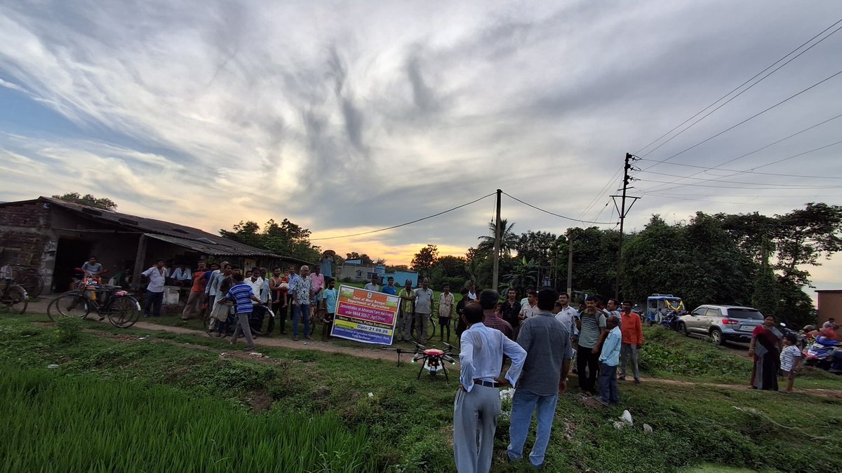 shampamathur's tweet photo. 21/09/2026 খণ্ডঘোষ ব্লকে কৃষি দপ্তরের সহায়তায় উন্নতমানের যন্ত্রপাতির মাধ্যমে ড্রোন এর সাহায্যে তোড়কোনার মাঠে ওষুধ ছড়ানো হলো, সমস্ত কৃষক ভাই এবং সরকারি আধিকারিকরা উপস্থিত ছিলেন। https://t.co/UzrnepFaAG