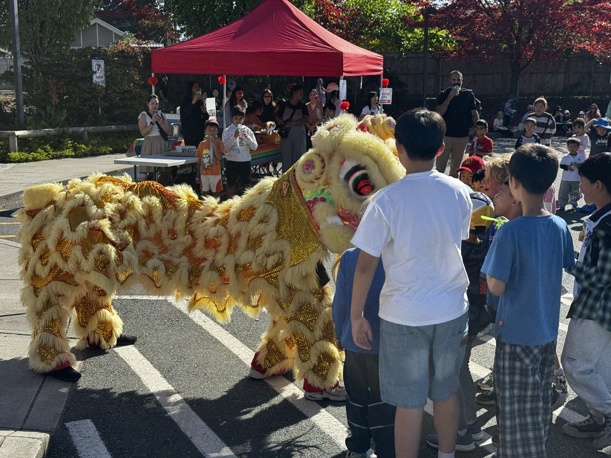 ScottHodges76's tweet photo. The welcome back BBQ @brantfordSD41 had a special visitor to help us kick off the year! Thank you to the Brantford PAC for organizing and the Vancouver Lion Dance group for welcoming families back! https://t.co/BNicTHLXr9
