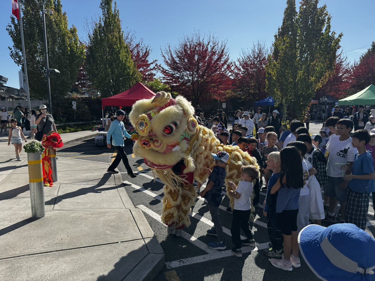 ScottHodges76's tweet photo. The welcome back BBQ @brantfordSD41 had a special visitor to help us kick off the year! Thank you to the Brantford PAC for organizing and the Vancouver Lion Dance group for welcoming families back! https://t.co/BNicTHLXr9