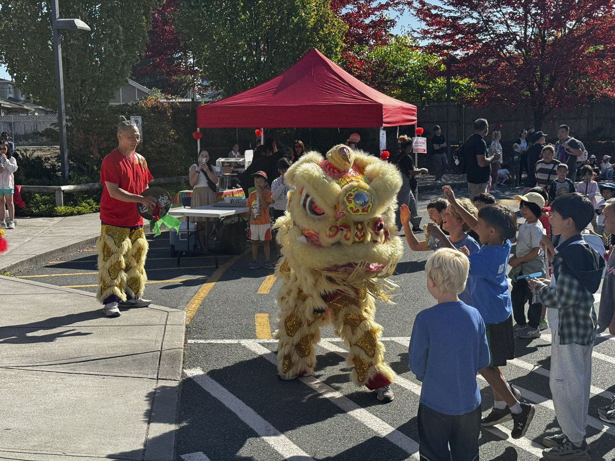 ScottHodges76's tweet photo. The welcome back BBQ @brantfordSD41 had a special visitor to help us kick off the year! Thank you to the Brantford PAC for organizing and the Vancouver Lion Dance group for welcoming families back! https://t.co/BNicTHLXr9