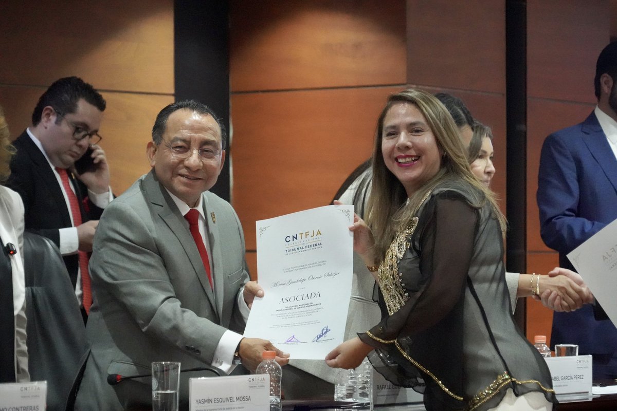 MagRafaelGuerra's tweet photo. Estos espacios nos permiten compartir conocimientos, experiencias y aprendizajes que fortalecen nuestra comunidad jurídica. Renovar nuestro espíritu colegiado nos invita a seguir aprendiendo, compartiendo y contribuyendo al fortalecimiento de nuestras instituciones. 👏🏼⚖️ https://t.co/IBFV0cLE5L