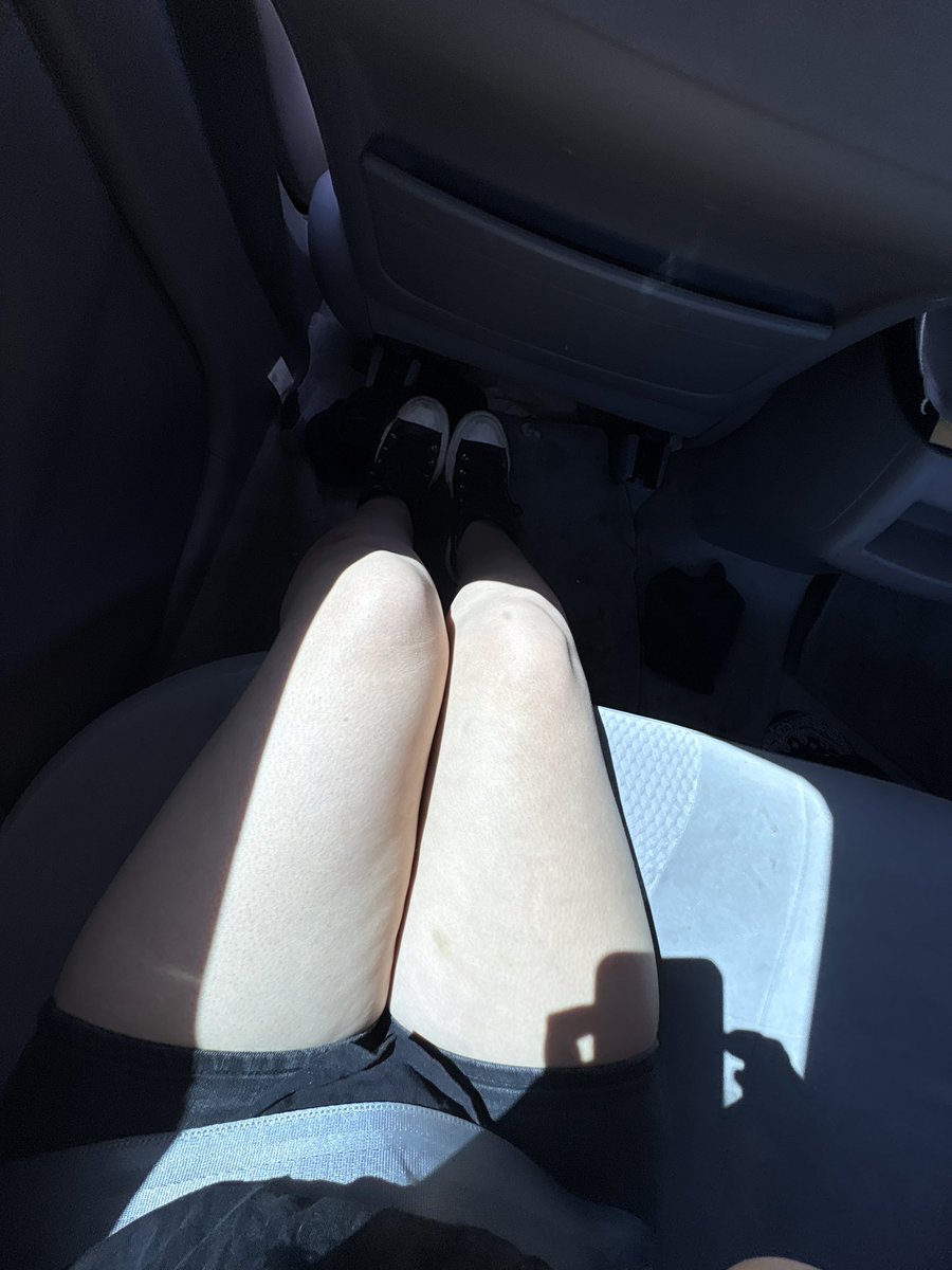 Bubblekitten07's tweet photo. Just edited myself with my dream legs nobody ever talk to me again I’m actually sick why are my thighs so fucking fat https://t.co/YTYU6Az6wh