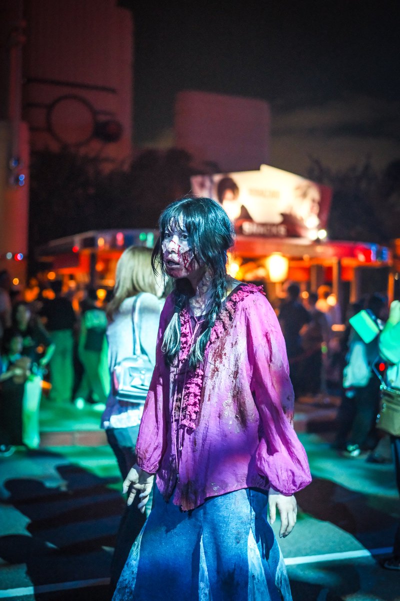 sawque_'s tweet photo. 高校生ゾンビたちのゾンビメイクが相当凝ってて美しい！

2026/09/20

#USJファン #hhn2026 #ホラナイ https://t.co/RRCLl8mOiY