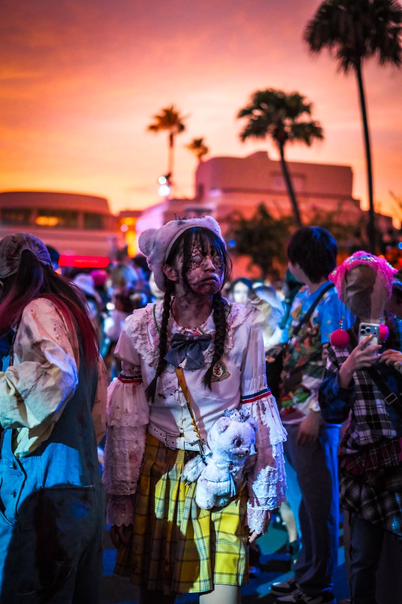 sawque_'s tweet photo. 高校生ゾンビたちのゾンビメイクが相当凝ってて美しい！

2026/09/20

#USJファン #hhn2026 #ホラナイ https://t.co/RRCLl8mOiY