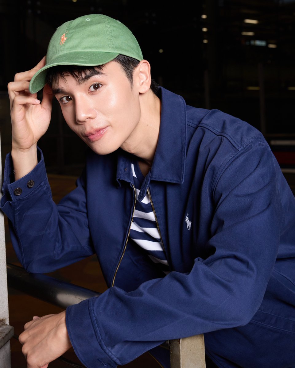 JimmySeaBR's tweet photo. 📸 • IG • 22.09.2026 | Feed de Jimmy (jimmyyjp)

🔗: https://t.co/NH3ilDqPap

Jimmy exibe um look completo com uma jaqueta Polo Ralph Lauren The Big Jacket azul-marinho, combinada com uma camisa listrada e calças cáqui, em um estilo clássico e descontraído. Ele completa seu look com a bolsa de ombro Polo Blaze, da coleção Outono 2026.

JIMMY RALPHS COFFEE 

#JimmyxRalphLauren 
#ThePoloBlaze #RalphLaurenMY 
#Ralphlauren @RalphLauren  
#jimmyyjp @jimmyyjp_