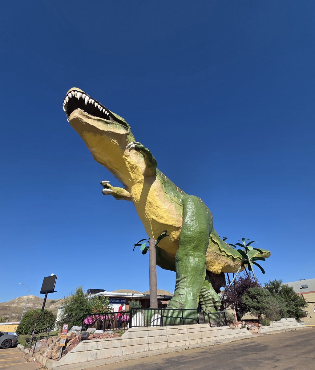 3rwinU's tweet photo. #DinosaurLovers #Drumheller #Patty #Tyra https://t.co/Mp0U7wt1I8