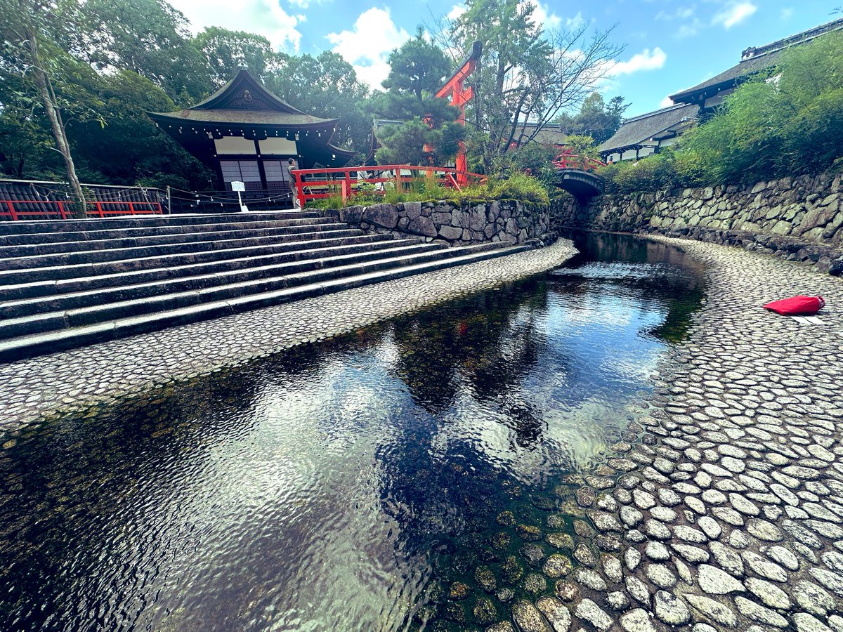 jts_mg's tweet photo. 朝活☀️
せっかくのお休みだから、昨日の夜急に決めて早起きして下鴨神社へ⛩️
河合神社で美人水もいただいて、相生社では相の環守も💍
キラッキラ✨✨
素敵なご縁がありますように🙏 https://t.co/7CzonoqVUw