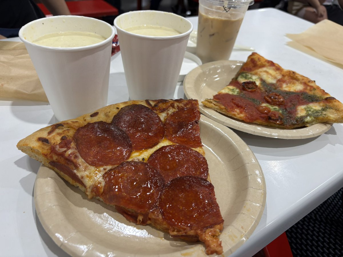 yuiyuui218's tweet photo. 初木更津コストコにきた🍕
ヌテラクッキーGET♡ https://t.co/lJtbQGsUL7