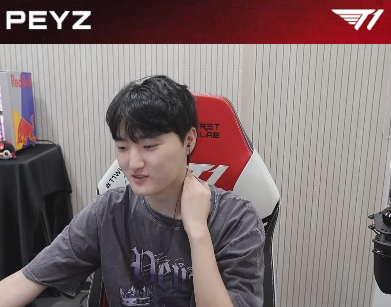 onerpeyz's tweet photo. 🐨Spoilers for the Worlds uniform?
🐨I like the new uniform, I don't remember it clearly, but I remember thinking it was very neat
🐨I haven't tried it on though
🐨Buttons? Did I try it on? I don't remember...

how do you not remember if you tried it on 😭 lord https://t.co/x9MqvWDkZ5