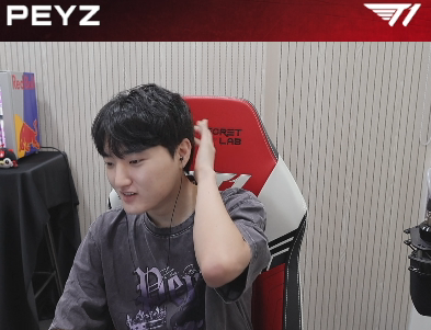 onerpeyz's tweet photo. 🐨Spoilers for the Worlds uniform?
🐨I like the new uniform, I don't remember it clearly, but I remember thinking it was very neat
🐨I haven't tried it on though
🐨Buttons? Did I try it on? I don't remember...

how do you not remember if you tried it on 😭 lord https://t.co/x9MqvWDkZ5