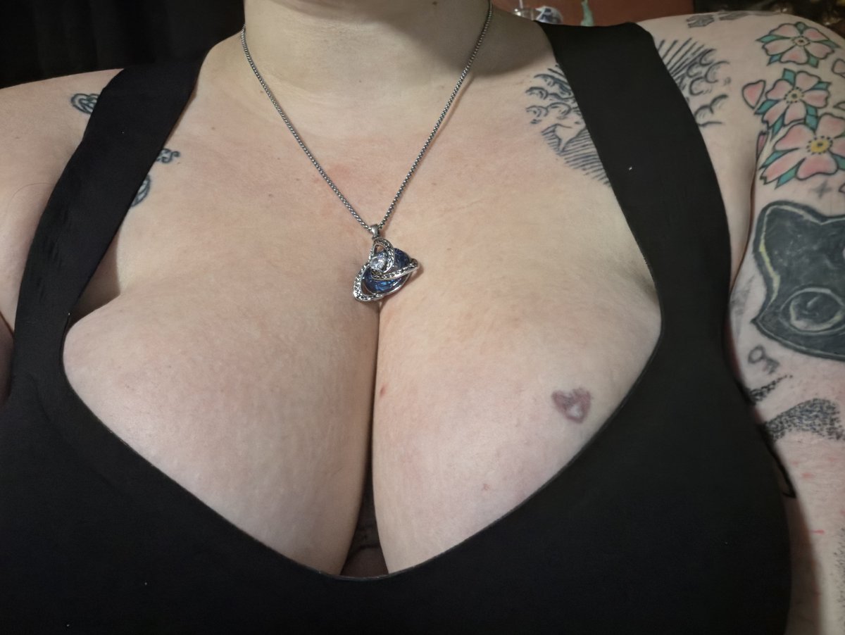 SusMarrow's tweet photo. Tried a new posture support bra! Today's tiddies :3 https://t.co/PWzltsG4cn