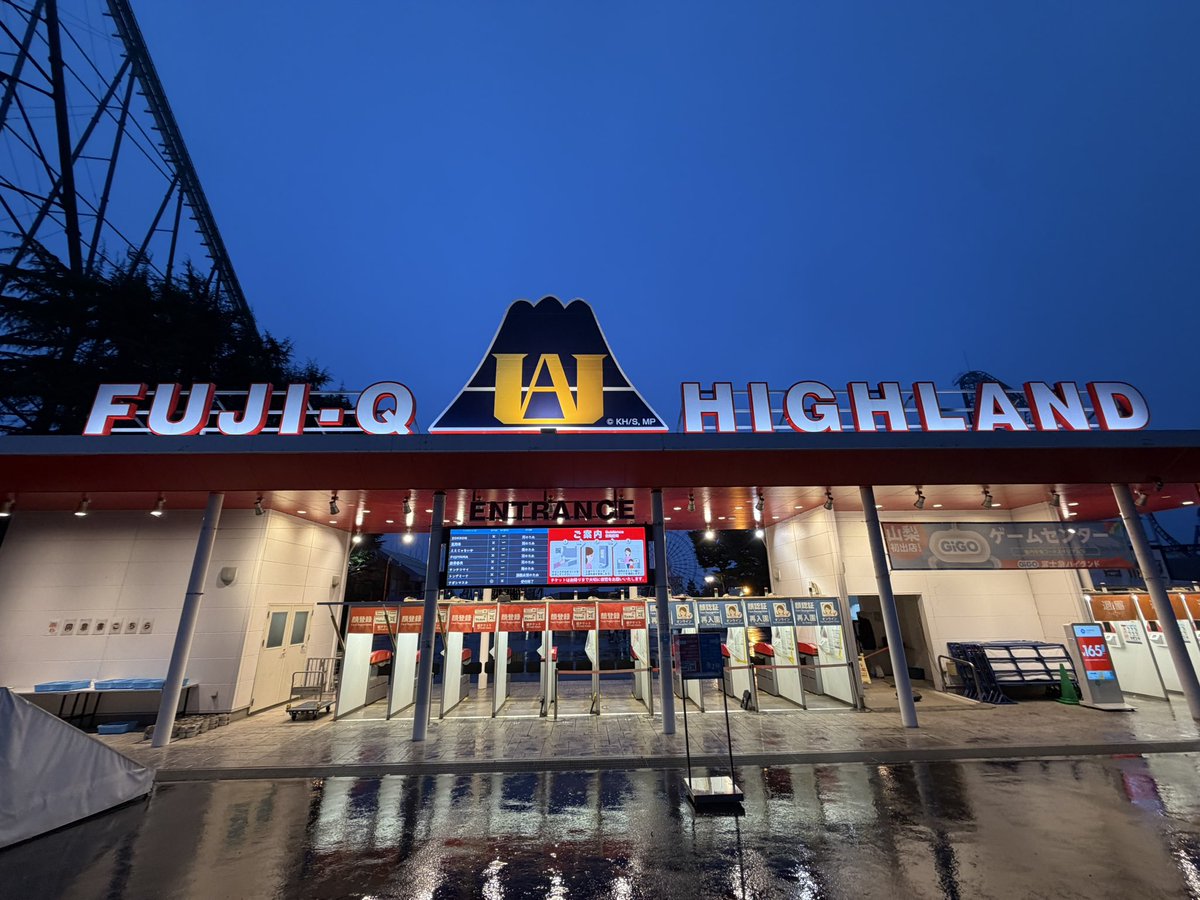 shibuyasmash's tweet photo. Fuji Q Highland gate with the “Q” on Mt Fuji replaced with the UA logo! 🗻✨ https://t.co/GwsSlwT3N4