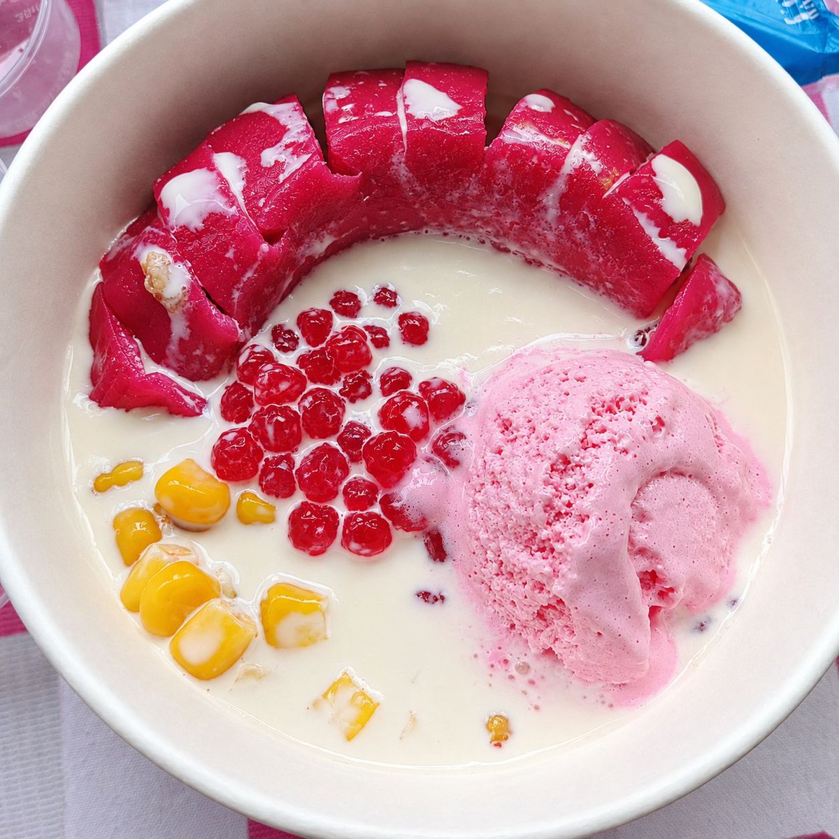 UNDIP_FESS's tweet photo. seger bangett es pisang ijoo tapi warna pink 😻😋 dips! https://t.co/6d2GKK9NSS