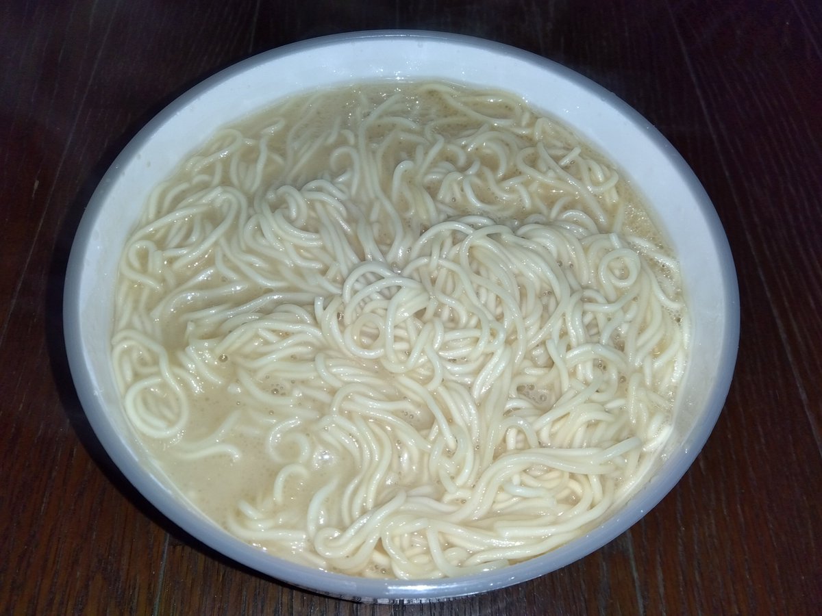 MakoVw3's tweet photo. 今日の昼食🙂
#昼食　#大盛　#即席麺　#ZUBAAAN
#博多豚骨ラーメン　#マルちゃん
#東洋水産　#自宅リビング https://t.co/vzdWXqVvNF