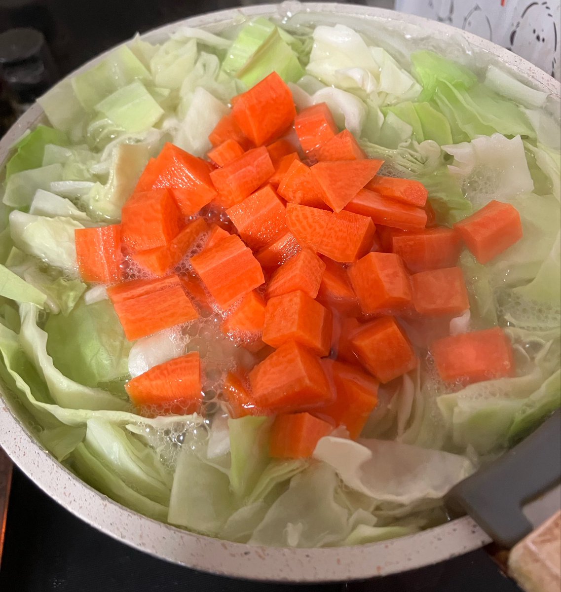 harapeko_iam's tweet photo. 野菜たくさんコンソメスープ🥣

人参の色が赤々して綺麗🥕🐰🥕

 #��昼ご飯 #ランチタイム 
 #おうちごはん

今日は花壇にお花植えたい!!❁⃘*.ﾟ https://t.co/OSW3ns9uJ2