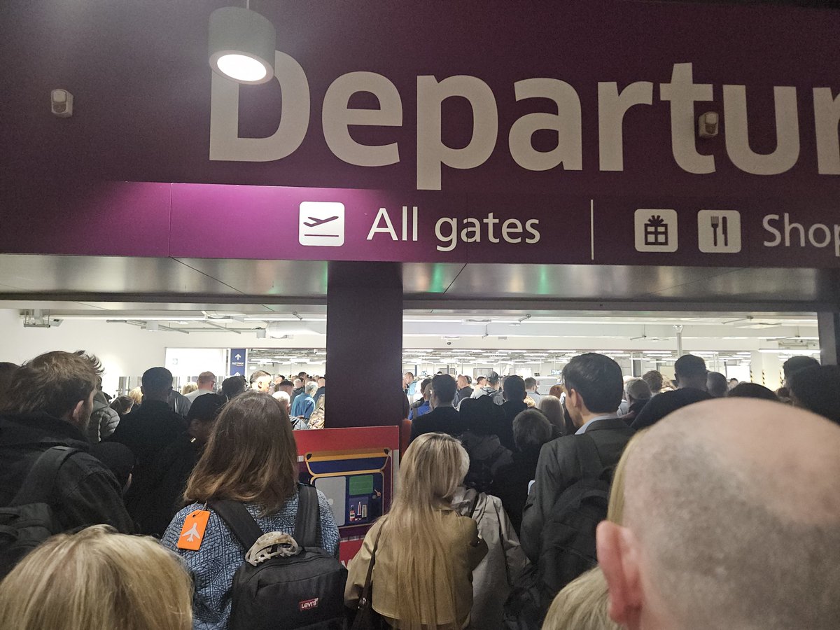 GMozolowski's tweet photo. @EDI_Airport why is security such a mess at 5am? 3rd week in a row. https://t.co/kD0kEKA98D