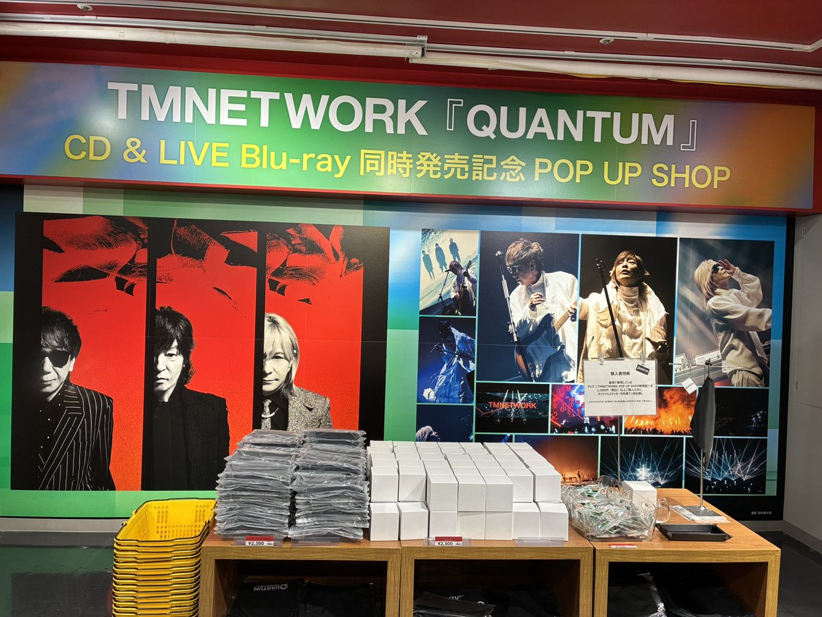 amaon11's tweet photo. タワレコに11時ちょっと前に着いたけど人がお店の前に溢れ返ってて何や⁈ってなった。入るのも一苦労でしたが、アレはnumberＩ（表記わからず😅）だったのか？
TMもなかなかの列でしたが買い物も出来てパネルも見て来れました☺️
#TMNETWORK https://t.co/7U2DAVHiMR