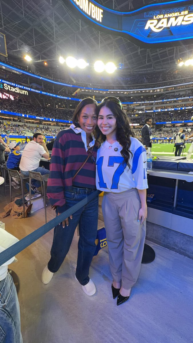 Natalieloureda's tweet photo. Did anyone see me on the Jumbotron for #MNF 🏈🤭#LARAMS https://t.co/sQkDbSpk7H