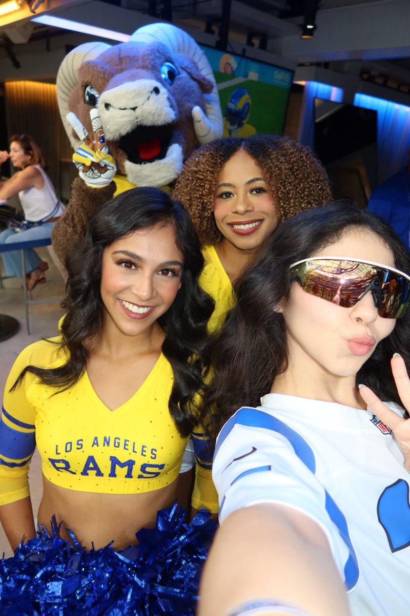 Natalieloureda's tweet photo. Did anyone see me on the Jumbotron for #MNF 🏈🤭#LARAMS https://t.co/sQkDbSpk7H