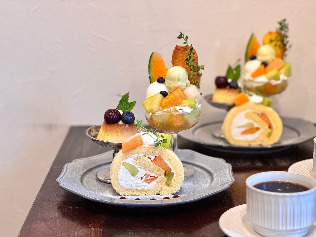 audreycampbellp's tweet photo. A two-color melon parfait and roll cake made with red- and green-fleshed melons. The parfait’s rich sweetness, fresh aroma, jasmine tea, lychee, mint, yogurt gelato, panna cotta, and mint jelly create a refreshing, elegant harmony. The fluffy roll https://t.co/5ENWoWxpV4