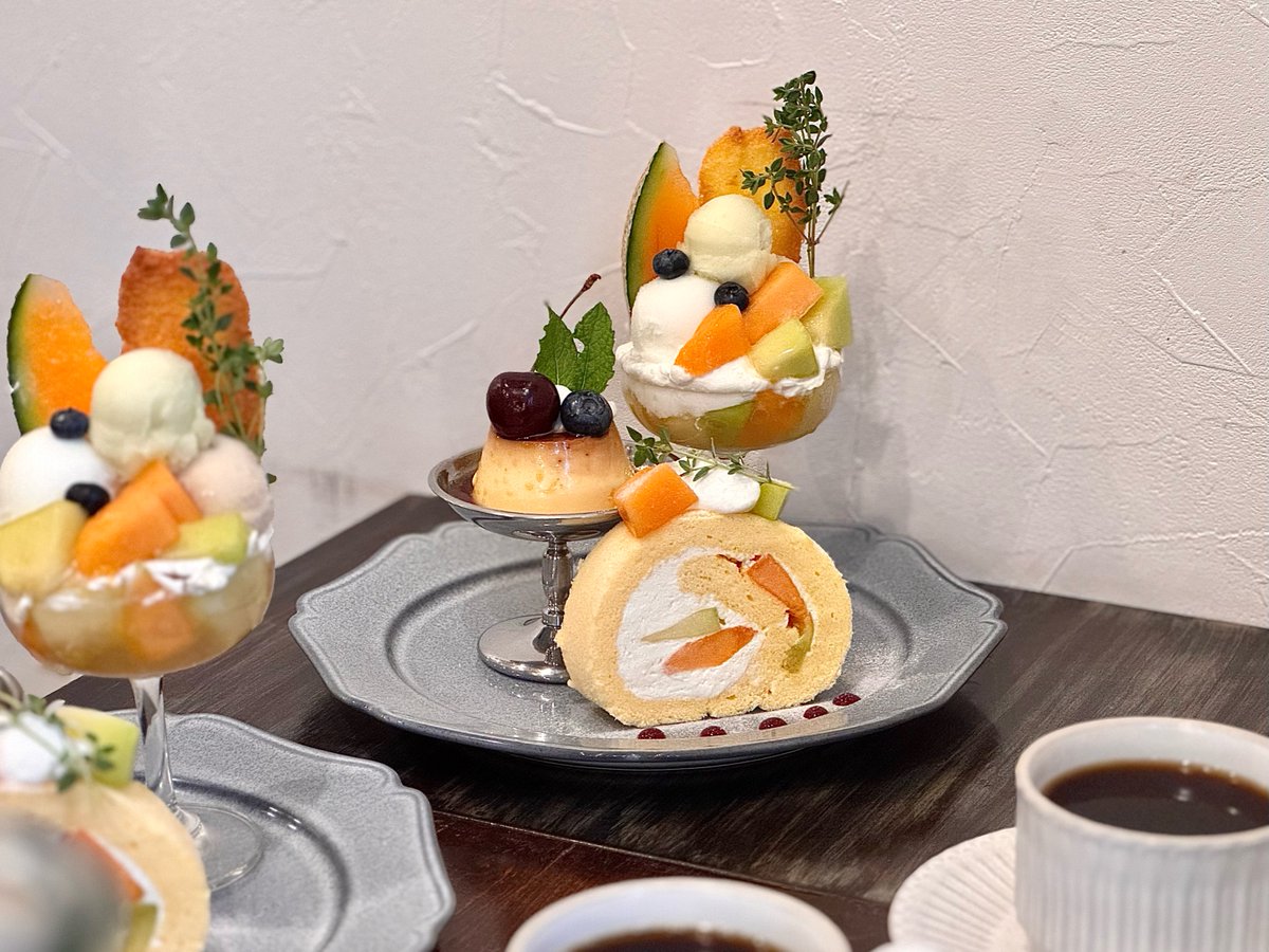 audreycampbellp's tweet photo. A two-color melon parfait and roll cake made with red- and green-fleshed melons. The parfait’s rich sweetness, fresh aroma, jasmine tea, lychee, mint, yogurt gelato, panna cotta, and mint jelly create a refreshing, elegant harmony. The fluffy roll https://t.co/5ENWoWxpV4