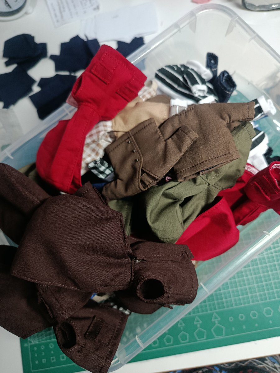 Getsu_guru's tweet photo. Mulai nyicil packing kali yaa.. 

#CF23 #Comifuro23 #Comifuro23catalogue #nendoroidclothes https://t.co/gJ1fC5sOuC