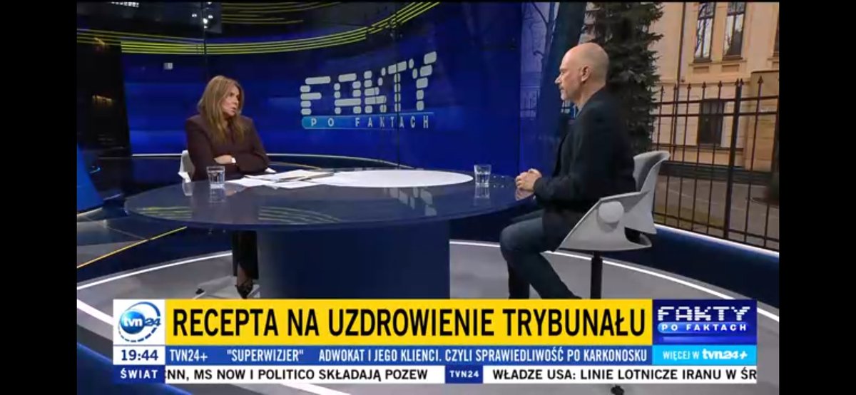 krajewski_piotr's tweet photo. 🚨🔎 KATARZYNA KOLENDA‑ZALESKA MIAŁA PRZED SOBĄ CZŁOWIEKA, KTÓRY W TELEWIZJI ZAPOWIEDZIAŁ PRZEŁAMANIE KONSTYTUCYJNEGO SABOTAŻU PREZYDENTA. I ZAMIAST WYDOBYĆ Z NIEGO KONKRETNY MECHANIZM PRAWNY, POZWOLIŁA MU SCHOWAĆ NAJWAŻNIEJSZĄ INFORMACJĘ POD HASŁEM „KROKI ALTERNATYWNE”.

To nie był drobny wywiad o personalnym konflikcie Macieja Berka z Karolem Nawrockim. To była rozmowa o tym, czy prezydent może własną bezczynnością unieważnić wybór sędziego Trybunału Konstytucyjnego dokonany przez Sejm. Czy jeden człowiek, któremu Konstytucja nie przyznała prawa zatwierdzania sędziów TK, może stworzyć sobie takie uprawnienie przez zwykłą odmowę wyznaczenia terminu ślubowania.

Maciej Berek powiedział w „Faktach po Faktach” coś niezwykle istotnego:

„Złożę ślubowanie, bo mam taki obowiązek i doprowadzę do tego, że to ślubowanie będzie złożone i będzie dostarczone prezydentowi w taki sposób, w jaki prezydent zdecyduje o tym, że zechce w tym procesie uczestniczyć”.

To nie była luźna deklaracja. Berek zapowiedział, że akt ślubowania nastąpi również wtedy, gdy prezydent nadal będzie uchylał się od współdziałania. Dodał, że ma przygotowane „kroki alternatywne”, ale na razie chce dać Kancelarii Prezydenta „krótkie tygodnie”.

I właśnie wtedy dziennikarka powinna była zatrzymać rozmowę.

Jakie kroki? Na podstawie którego przepisu? W jakim miejscu zostanie złożone ślubowanie? Ustnie czy pisemnie? Czy w obecności marszałka Sejmu, notariusza, kamer i świadków? Czy tekst zostanie następnie doręczony prezydentowi? Czy Berek uznaje, że ustawowe określenie „wobec Prezydenta Rzeczypospolitej Polskiej” oznacza konieczność fizycznej obecności prezydenta, czy wystarczy, że oświadczenie zostanie skierowane do niego i do niego dotrze? Jaki skutek prawny Berek wiąże z doręczeniem? Kto dopuści go później do orzekania? Co zrobi, gdy Bogdan Święczkowski nie wpuści nowych sędziów do wykonywania funkcji?

To był prawdziwy temat tej rozmowy. Nie ogólna „recepta na uzdrowienie Trybunału”, którą efektownie wypisano na pasku. Nie telewizyjne pytanie, czy Berek będzie czekał kilka dni, czy kilka tygodni. Nie kolejna opowieść, że „istnieje konflikt”.

Nie istnieje żaden równorzędny spór kompetencyjny.

Art. 194 ust. 1 Konstytucji jest jasny: sędziów Trybunału Konstytucyjnego wybiera indywidualnie Sejm. Prezydent ich nie wybiera, nie powołuje, nie zatwierdza i nie posiada konstytucyjnego prawa weta wobec uchwały Sejmu.

Kancelaria Prezydenta zażądała dokumentów dotyczących doświadczenia zawodowego Berka. Problem polega na tym, że nie potrafi wskazać przepisu, który przyznawałby prezydentowi uprawnienie do prowadzenia własnego postępowania weryfikacyjnego po zakończeniu procedury w Sejmie. Art. 7 Konstytucji nie mówi, że organ państwa może wszystko, czego prawo mu wyraźnie nie zabrania. Mówi dokładnie odwrotnie: organy władzy publicznej działają na podstawie i w granicach prawa.

Prezydent nie może sam dopisać sobie kompetencji, bo uważa, że jako „strażnik Konstytucji” powinien ją posiadać. Strażnik Konstytucji również podlega Konstytucji.

Berek wyjaśnił to prawidłowo: wszystkie organy władzy mogą tylko tyle, ile przyznają im przepisy. Powiedział także, że Sejm rozstrzygnął wątpliwości dotyczące jego kwalifikacji i dokonał wyboru. Można ten wybór krytykować politycznie. Można zasadnie pytać, czy przejście człowieka z najbliższego otoczenia Premiera Donalda Tuska bezpośrednio do Trybunału służy jego odpolitycznieniu. Można analizować przedstawione dokumenty oraz długość wykonywania zawodu radcy prawnego. Ale po podjęciu uchwały przez Sejm prezydent nie staje się dodatkową komisją sejmową, sądem ani organem odwoławczym.

Opublikowane zaświadczenie Okręgowej Izby Radców Prawnych wskazuje, że Berek wykonywał zawód od 1 stycznia 2006 do 31 lipca 2009 roku oraz ponownie od 1 sierpnia 2012 roku. To łącznie ponad wymagane dziesięć lat. Pałac może wyrażać niezadowolenie. Nie może jednak tworzyć nieznanej prawu procedury zatwierdzania wyboru sędziego.

Najważniejsze jest coś jeszcze. Ustawa o statusie sędziów TK stanowi, że osoba wybrana składa ślubowanie „wobec Prezydenta Rzeczypospolitej Polskiej”. Nie napisano tam, że prezydent wybiera sędziego, zatwierdza go albo może odmówić przyjęcia ślubowania. Ustawa nakłada obowiązek na osobę wybraną. Prezydent ma umożliwić jego wykonanie.

Już w wyroku K 34/15 Trybunał Konstytucyjny wskazał, że odebranie ślubowania nie jest swobodną kompetencją prezydenta, lecz jego obowiązkiem, który powinien wykonać niezwłocznie. Prezydent nie może przez bezczynność przejąć kompetencji Sejmu i doprowadzić do sytuacji, w której legalnie wybrany sędzia pozostaje przez miesiące albo lata w ustrojowym „niebycie”.

Jeżeli zobowiązany do współdziałania organ celowo się uchyla, nie może następnie czerpać korzyści prawnej z własnego zaniechania. Państwo prawa nie może zostać zakładnikiem człowieka, który chowa się przed ślubowaniem, a później twierdzi, że ślubowania nie złożono.

Czy zatem ślubowanie może zostać złożone bez fizycznej obecności prezydenta i następnie skutecznie mu doręczone? To jest rzeczywisty problem prawny. Konstytucja w ogóle nie ustanawia udziału prezydenta w wyborze sędziego TK. Wymóg ślubowania „wobec Prezydenta” pochodzi z ustawy. Jednocześnie ustawa nie opisuje miejsca ceremonii, nie nakazuje przeprowadzenia jej w Pałacu Prezydenckim i nie przyznaje prezydentowi prawa do odmowy.

Słowo „wobec” tradycyjnie wiązano z bezpośrednim udziałem głowy państwa, ale nie można interpretować go w taki sposób, aby prezydent otrzymywał władzę unicestwiania kompetencji Sejmu. Jeżeli prezydent sam uniemożliwia tradycyjną formę, powstaje silny argument, że wybrany sędzia może złożyć oświadczenie publicznie, jednoznacznie skierować je do prezydenta i zapewnić jego skuteczne doręczenie. List polecony, doręczenie przez notariusza lub złożenie pisma w Kancelarii Prezydenta nie są „magicznym zamiennikiem” całego aktu, ale mogą niezbicie wykazać, że sędzia ślubowanie złożył, skierował do właściwego adresata i w żadnym momencie nie uchylał się od ustawowego obowiązku.

Berek właściwie powiedział, że ślubowanie zostanie dostarczone prezydentowi „w taki sposób, w jaki prezydent zdecyduje, że zechce w tym procesie uczestniczyć”. Innymi słowy: prezydent może uczestniczyć normalnie, osobiście i zgodnie z konstytucyjnym obowiązkiem albo może ograniczyć własny udział do odebrania doręczonego oświadczenia. Nie może jednak własną ucieczką od obowiązku stworzyć sobie prawa weta.

I właśnie tej sprawy Katarzyna Kolenda‑Zaleska nie docisnęła.

Pozwoliła, aby Berek powiedział „mam kroki alternatywne”, po czym szczegóły pozostały za kurtyną. A przecież siedział przed nią prawnik, wieloletni legislator, były prezes Rządowego Centrum Legislacji i człowiek, który najwyraźniej ma już przygotowany konkretny wariant działania. Wystarczyło pytać do skutku.

Czy złoży pan ślubowanie publicznie? Czy doręczy je pan Karolowi Nawrockiemu? Czy uważa pan, że stanie się pan wówczas sędzią zdolnym do orzekania? Czy wejdzie pan do Trybunału mimo sprzeciwu Bogdana Święczkowskiego? Czy czterech wcześniej wybranych sędziów zrobi to razem z panem? Kto poniesie odpowiedzialność za niedopuszczenie ich do urzędu? Gdzie kończy się wykładnia prawa, a zaczyna wariant siłowy?

To nie są pytania agresywne. To elementarz dziennikarstwa.

Kolenda‑Zaleska dostała informację o możliwym przełomie w najpoważniejszym polskim kryzysie konstytucyjnym i wypuściła rozmówcę ze studia bez ujawnienia planu. Widz otrzymał zapowiedź, pasek i atmosferę tajemnicy. Nie otrzymał wiedzy pozwalającej ocenić legalność przygotowywanego działania.

Tak telewizja informacyjna zmienia się w telewizję zapowiedzi.

Maciej Berek powiedział rzecz zasadniczo trafną: nie może pozostać w ustrojowym niebycie tylko dlatego, że prezydent postanowił nie wykonywać swojej funkcji. Karol Nawrocki nie otrzymał od narodu prawa do poprawiania uchwał Sejmu ani segregowania sędziów na tych, od których ślubowanie odbierze, i tych, których osobiste kwalifikacje uzna za niewystarczające.

Ale Berek powiedział też znacznie więcej. Zapowiedział, że ślubowanie zostanie złożone i doręczone, niezależnie od dalszej obstrukcji Pałacu.

To był nagłówek. To był temat. To należało rozebrać na części.

Zamiast tego kolejny raz widz zobaczył rozmowę, która zatrzymała się dokładnie tam, gdzie powinno zacząć się prawdziwe dziennikarstwo.

📌 KOPIUJ. UDOSTĘPNIAJ. PRZESYŁAJ DALEJ. KONSTYTUCJA NIE JEST ZBIOREM ŻYCZEŃ PREZYDENTA, A TELEWIZYJNY WYWIAD NIE MOŻE KOŃCZYĆ SIĘ TAM, GDZIE ZACZYNAJĄ SIĘ NAJWAŻNIEJSZE PYTANIA.

#TrybunałKonstytucyjny #Konstytucja #MaciejBerek #Dziennikarstwo #WolniLudzie