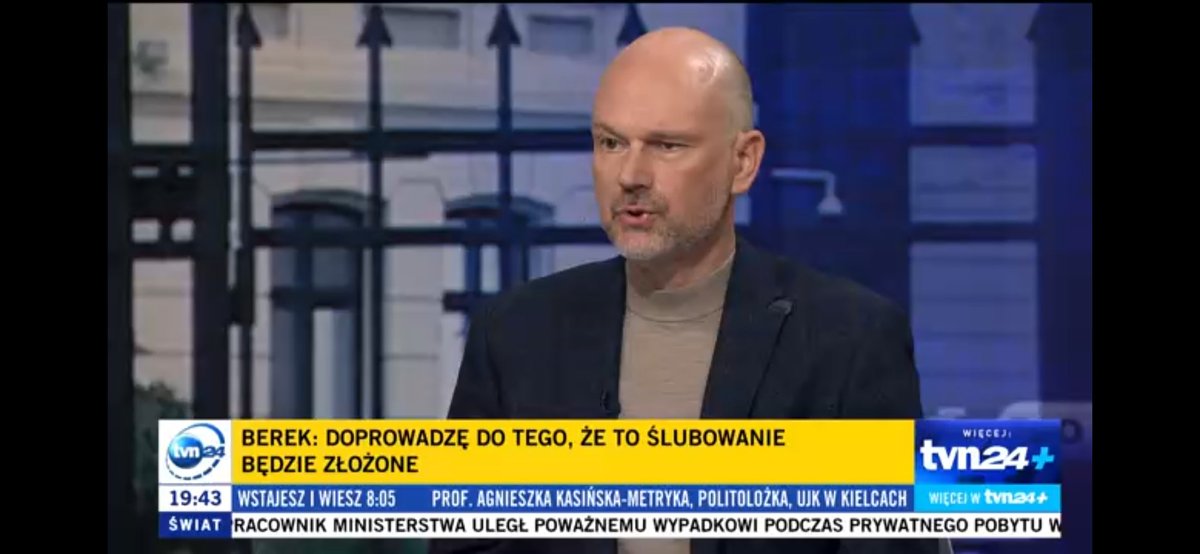 krajewski_piotr's tweet photo. 🚨🔎 KATARZYNA KOLENDA‑ZALESKA MIAŁA PRZED SOBĄ CZŁOWIEKA, KTÓRY W TELEWIZJI ZAPOWIEDZIAŁ PRZEŁAMANIE KONSTYTUCYJNEGO SABOTAŻU PREZYDENTA. I ZAMIAST WYDOBYĆ Z NIEGO KONKRETNY MECHANIZM PRAWNY, POZWOLIŁA MU SCHOWAĆ NAJWAŻNIEJSZĄ INFORMACJĘ POD HASŁEM „KROKI ALTERNATYWNE”.

To nie był drobny wywiad o personalnym konflikcie Macieja Berka z Karolem Nawrockim. To była rozmowa o tym, czy prezydent może własną bezczynnością unieważnić wybór sędziego Trybunału Konstytucyjnego dokonany przez Sejm. Czy jeden człowiek, któremu Konstytucja nie przyznała prawa zatwierdzania sędziów TK, może stworzyć sobie takie uprawnienie przez zwykłą odmowę wyznaczenia terminu ślubowania.

Maciej Berek powiedział w „Faktach po Faktach” coś niezwykle istotnego:

„Złożę ślubowanie, bo mam taki obowiązek i doprowadzę do tego, że to ślubowanie będzie złożone i będzie dostarczone prezydentowi w taki sposób, w jaki prezydent zdecyduje o tym, że zechce w tym procesie uczestniczyć”.

To nie była luźna deklaracja. Berek zapowiedział, że akt ślubowania nastąpi również wtedy, gdy prezydent nadal będzie uchylał się od współdziałania. Dodał, że ma przygotowane „kroki alternatywne”, ale na razie chce dać Kancelarii Prezydenta „krótkie tygodnie”.

I właśnie wtedy dziennikarka powinna była zatrzymać rozmowę.

Jakie kroki? Na podstawie którego przepisu? W jakim miejscu zostanie złożone ślubowanie? Ustnie czy pisemnie? Czy w obecności marszałka Sejmu, notariusza, kamer i świadków? Czy tekst zostanie następnie doręczony prezydentowi? Czy Berek uznaje, że ustawowe określenie „wobec Prezydenta Rzeczypospolitej Polskiej” oznacza konieczność fizycznej obecności prezydenta, czy wystarczy, że oświadczenie zostanie skierowane do niego i do niego dotrze? Jaki skutek prawny Berek wiąże z doręczeniem? Kto dopuści go później do orzekania? Co zrobi, gdy Bogdan Święczkowski nie wpuści nowych sędziów do wykonywania funkcji?

To był prawdziwy temat tej rozmowy. Nie ogólna „recepta na uzdrowienie Trybunału”, którą efektownie wypisano na pasku. Nie telewizyjne pytanie, czy Berek będzie czekał kilka dni, czy kilka tygodni. Nie kolejna opowieść, że „istnieje konflikt”.

Nie istnieje żaden równorzędny spór kompetencyjny.

Art. 194 ust. 1 Konstytucji jest jasny: sędziów Trybunału Konstytucyjnego wybiera indywidualnie Sejm. Prezydent ich nie wybiera, nie powołuje, nie zatwierdza i nie posiada konstytucyjnego prawa weta wobec uchwały Sejmu.

Kancelaria Prezydenta zażądała dokumentów dotyczących doświadczenia zawodowego Berka. Problem polega na tym, że nie potrafi wskazać przepisu, który przyznawałby prezydentowi uprawnienie do prowadzenia własnego postępowania weryfikacyjnego po zakończeniu procedury w Sejmie. Art. 7 Konstytucji nie mówi, że organ państwa może wszystko, czego prawo mu wyraźnie nie zabrania. Mówi dokładnie odwrotnie: organy władzy publicznej działają na podstawie i w granicach prawa.

Prezydent nie może sam dopisać sobie kompetencji, bo uważa, że jako „strażnik Konstytucji” powinien ją posiadać. Strażnik Konstytucji również podlega Konstytucji.

Berek wyjaśnił to prawidłowo: wszystkie organy władzy mogą tylko tyle, ile przyznają im przepisy. Powiedział także, że Sejm rozstrzygnął wątpliwości dotyczące jego kwalifikacji i dokonał wyboru. Można ten wybór krytykować politycznie. Można zasadnie pytać, czy przejście człowieka z najbliższego otoczenia Premiera Donalda Tuska bezpośrednio do Trybunału służy jego odpolitycznieniu. Można analizować przedstawione dokumenty oraz długość wykonywania zawodu radcy prawnego. Ale po podjęciu uchwały przez Sejm prezydent nie staje się dodatkową komisją sejmową, sądem ani organem odwoławczym.

Opublikowane zaświadczenie Okręgowej Izby Radców Prawnych wskazuje, że Berek wykonywał zawód od 1 stycznia 2006 do 31 lipca 2009 roku oraz ponownie od 1 sierpnia 2012 roku. To łącznie ponad wymagane dziesięć lat. Pałac może wyrażać niezadowolenie. Nie może jednak tworzyć nieznanej prawu procedury zatwierdzania wyboru sędziego.

Najważniejsze jest coś jeszcze. Ustawa o statusie sędziów TK stanowi, że osoba wybrana składa ślubowanie „wobec Prezydenta Rzeczypospolitej Polskiej”. Nie napisano tam, że prezydent wybiera sędziego, zatwierdza go albo może odmówić przyjęcia ślubowania. Ustawa nakłada obowiązek na osobę wybraną. Prezydent ma umożliwić jego wykonanie.

Już w wyroku K 34/15 Trybunał Konstytucyjny wskazał, że odebranie ślubowania nie jest swobodną kompetencją prezydenta, lecz jego obowiązkiem, który powinien wykonać niezwłocznie. Prezydent nie może przez bezczynność przejąć kompetencji Sejmu i doprowadzić do sytuacji, w której legalnie wybrany sędzia pozostaje przez miesiące albo lata w ustrojowym „niebycie”.

Jeżeli zobowiązany do współdziałania organ celowo się uchyla, nie może następnie czerpać korzyści prawnej z własnego zaniechania. Państwo prawa nie może zostać zakładnikiem człowieka, który chowa się przed ślubowaniem, a później twierdzi, że ślubowania nie złożono.

Czy zatem ślubowanie może zostać złożone bez fizycznej obecności prezydenta i następnie skutecznie mu doręczone? To jest rzeczywisty problem prawny. Konstytucja w ogóle nie ustanawia udziału prezydenta w wyborze sędziego TK. Wymóg ślubowania „wobec Prezydenta” pochodzi z ustawy. Jednocześnie ustawa nie opisuje miejsca ceremonii, nie nakazuje przeprowadzenia jej w Pałacu Prezydenckim i nie przyznaje prezydentowi prawa do odmowy.

Słowo „wobec” tradycyjnie wiązano z bezpośrednim udziałem głowy państwa, ale nie można interpretować go w taki sposób, aby prezydent otrzymywał władzę unicestwiania kompetencji Sejmu. Jeżeli prezydent sam uniemożliwia tradycyjną formę, powstaje silny argument, że wybrany sędzia może złożyć oświadczenie publicznie, jednoznacznie skierować je do prezydenta i zapewnić jego skuteczne doręczenie. List polecony, doręczenie przez notariusza lub złożenie pisma w Kancelarii Prezydenta nie są „magicznym zamiennikiem” całego aktu, ale mogą niezbicie wykazać, że sędzia ślubowanie złożył, skierował do właściwego adresata i w żadnym momencie nie uchylał się od ustawowego obowiązku.

Berek właściwie powiedział, że ślubowanie zostanie dostarczone prezydentowi „w taki sposób, w jaki prezydent zdecyduje, że zechce w tym procesie uczestniczyć”. Innymi słowy: prezydent może uczestniczyć normalnie, osobiście i zgodnie z konstytucyjnym obowiązkiem albo może ograniczyć własny udział do odebrania doręczonego oświadczenia. Nie może jednak własną ucieczką od obowiązku stworzyć sobie prawa weta.

I właśnie tej sprawy Katarzyna Kolenda‑Zaleska nie docisnęła.

Pozwoliła, aby Berek powiedział „mam kroki alternatywne”, po czym szczegóły pozostały za kurtyną. A przecież siedział przed nią prawnik, wieloletni legislator, były prezes Rządowego Centrum Legislacji i człowiek, który najwyraźniej ma już przygotowany konkretny wariant działania. Wystarczyło pytać do skutku.

Czy złoży pan ślubowanie publicznie? Czy doręczy je pan Karolowi Nawrockiemu? Czy uważa pan, że stanie się pan wówczas sędzią zdolnym do orzekania? Czy wejdzie pan do Trybunału mimo sprzeciwu Bogdana Święczkowskiego? Czy czterech wcześniej wybranych sędziów zrobi to razem z panem? Kto poniesie odpowiedzialność za niedopuszczenie ich do urzędu? Gdzie kończy się wykładnia prawa, a zaczyna wariant siłowy?

To nie są pytania agresywne. To elementarz dziennikarstwa.

Kolenda‑Zaleska dostała informację o możliwym przełomie w najpoważniejszym polskim kryzysie konstytucyjnym i wypuściła rozmówcę ze studia bez ujawnienia planu. Widz otrzymał zapowiedź, pasek i atmosferę tajemnicy. Nie otrzymał wiedzy pozwalającej ocenić legalność przygotowywanego działania.

Tak telewizja informacyjna zmienia się w telewizję zapowiedzi.

Maciej Berek powiedział rzecz zasadniczo trafną: nie może pozostać w ustrojowym niebycie tylko dlatego, że prezydent postanowił nie wykonywać swojej funkcji. Karol Nawrocki nie otrzymał od narodu prawa do poprawiania uchwał Sejmu ani segregowania sędziów na tych, od których ślubowanie odbierze, i tych, których osobiste kwalifikacje uzna za niewystarczające.

Ale Berek powiedział też znacznie więcej. Zapowiedział, że ślubowanie zostanie złożone i doręczone, niezależnie od dalszej obstrukcji Pałacu.

To był nagłówek. To był temat. To należało rozebrać na części.

Zamiast tego kolejny raz widz zobaczył rozmowę, która zatrzymała się dokładnie tam, gdzie powinno zacząć się prawdziwe dziennikarstwo.

📌 KOPIUJ. UDOSTĘPNIAJ. PRZESYŁAJ DALEJ. KONSTYTUCJA NIE JEST ZBIOREM ŻYCZEŃ PREZYDENTA, A TELEWIZYJNY WYWIAD NIE MOŻE KOŃCZYĆ SIĘ TAM, GDZIE ZACZYNAJĄ SIĘ NAJWAŻNIEJSZE PYTANIA.

#TrybunałKonstytucyjny #Konstytucja #MaciejBerek #Dziennikarstwo #WolniLudzie
