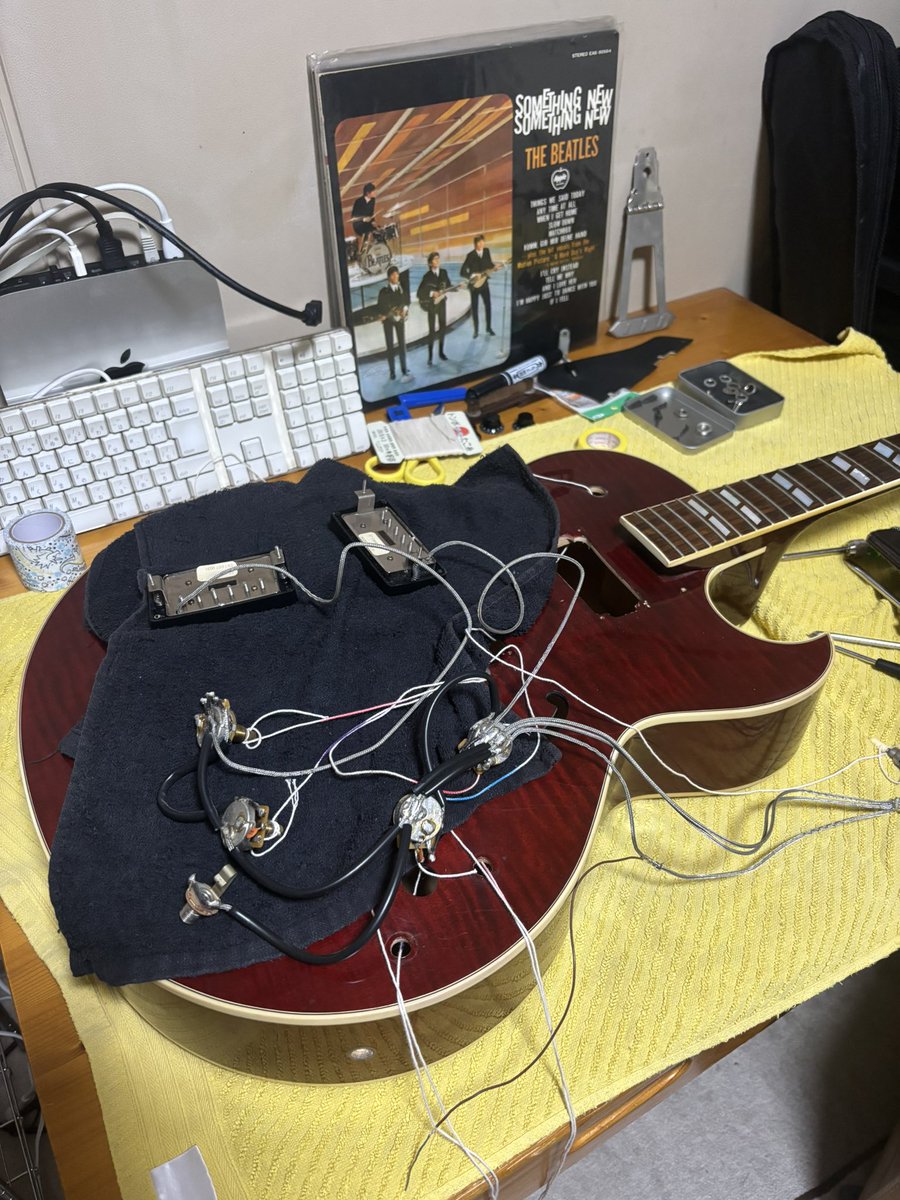 TimeTipsy's tweet photo. 前々からフロントPUのVol.が調子悪かったので、昨日ポット交換したら音出しチェックで酷いノイズが出てちパニックになったから頭冷やす為に作業はやめて寝た🙂

とりあえず先にノイズの原因を調べないと😂 https://t.co/qJ47FIZKos