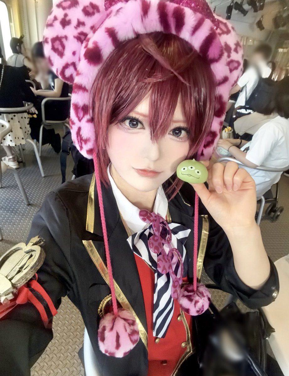 cgvdVNUoKg19988's tweet photo. 🌹🏰います🎶 暑くてほんとに顔ない🥵
 #Dハロ仮装2026
 #Dハロツイステ https://t.co/oRLbQS4CpH
