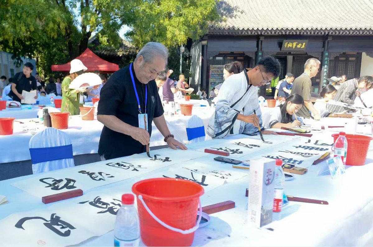 HiLinyi0539's tweet photo. The 22nd Calligrapher Sage Culture Festival of Linyi officially opened on September 22 at Wang Xizhi Former Residence, the core landmark of the Hometown of Calligrapher Sage Wang Xizhi. Running through October 21, the festival carries the theme “Hometown of the Calligrapher Sage · China Calligraphy City”.