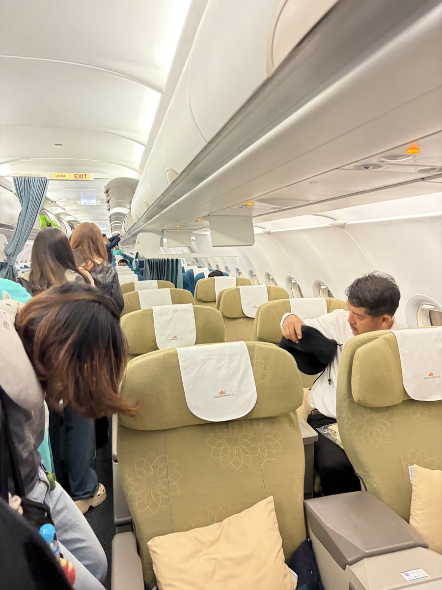 kforkinsley's tweet photo. Pertama kali ke Vietnam langsung cobain Vietnam Airlines, jamnya cocok banget buat kalian yang orang kantoran.

Flight dari jakarta jam 00.40, flight dari vietnam jam 20.00 jadi besoknya langsung kerja.

Dapet tiket PP 2jutaan udah sama bagasi 23kg &amp; cabin 10kg.￼ https://t.co/YcnSlBeCb2
