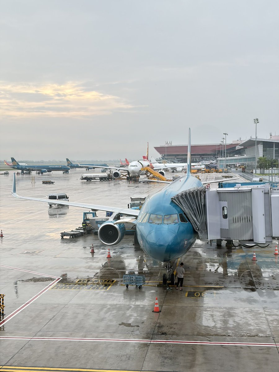 kforkinsley's tweet photo. Pertama kali ke Vietnam langsung cobain Vietnam Airlines, jamnya cocok banget buat kalian yang orang kantoran.

Flight dari jakarta jam 00.40, flight dari vietnam jam 20.00 jadi besoknya langsung kerja.

Dapet tiket PP 2jutaan udah sama bagasi 23kg &amp; cabin 10kg.￼ https://t.co/YcnSlBeCb2