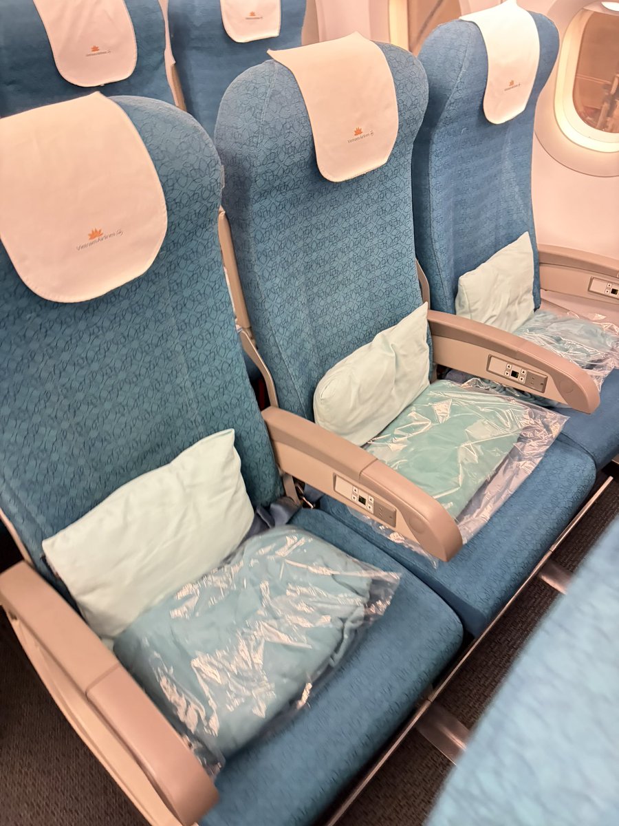 kforkinsley's tweet photo. Pertama kali ke Vietnam langsung cobain Vietnam Airlines, jamnya cocok banget buat kalian yang orang kantoran.

Flight dari jakarta jam 00.40, flight dari vietnam jam 20.00 jadi besoknya langsung kerja.

Dapet tiket PP 2jutaan udah sama bagasi 23kg &amp; cabin 10kg.￼ https://t.co/YcnSlBeCb2