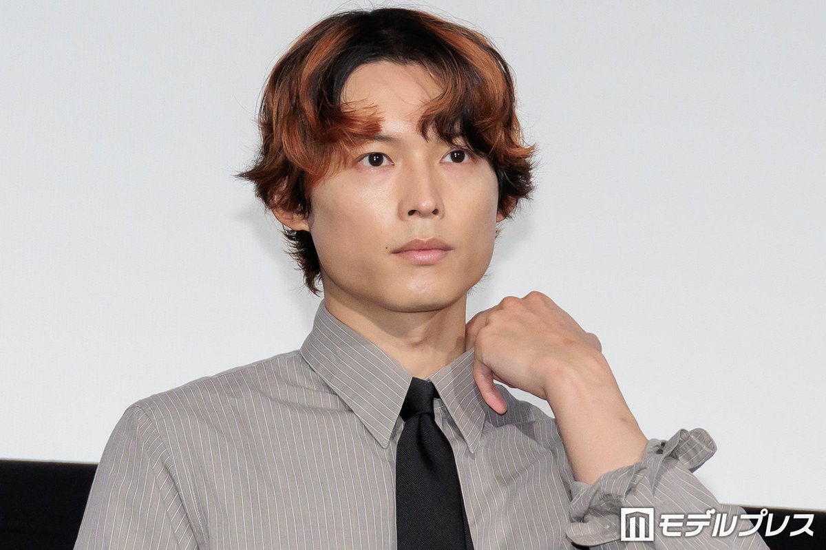 modelpress's tweet photo. 【写真追加📷️】SixTONES松村北斗＆今田美桜、映画「白鳥とコウモリ」舞台挨拶登場✨️

松村「高校生クイズ」翌日にクイズ挑戦💥

「間違えて泥んこになったりしないですよね…❓」
https://t.co/9RLlCLNo2z https://t.co/SnjdulkwNW