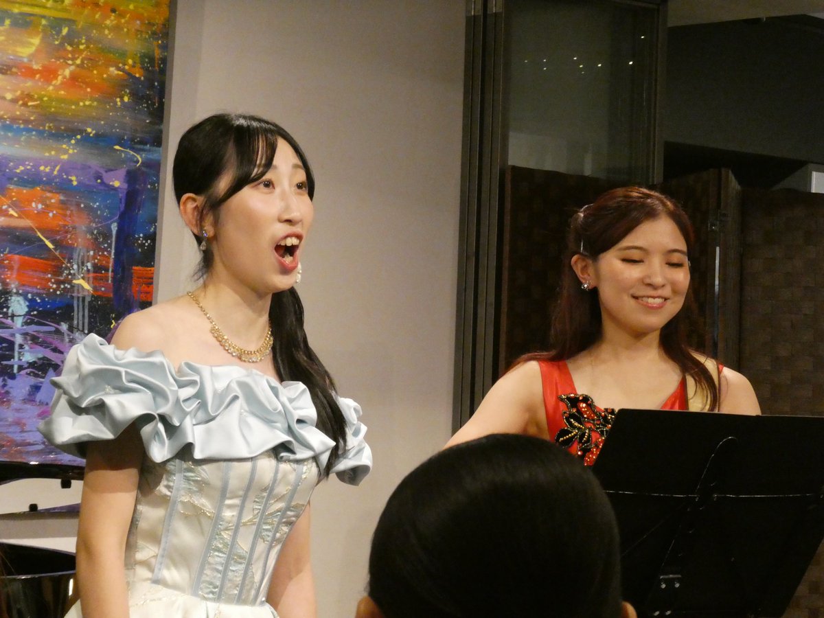 hitoshi4565's tweet photo. 日曜は #オオヒラハルナ さんと幼馴染の #畠井美緒 さんが、半分クラシックのコンサートを2人の実家に近めの大きな街、宇都宮で開催

普段のsswとしてのステージと違い服装もそれなりだし、2人の友達も沢山集まり和気藹々として、華やかで楽しく素敵なコンサートでした😊 https://t.co/Uv3iyumrJd