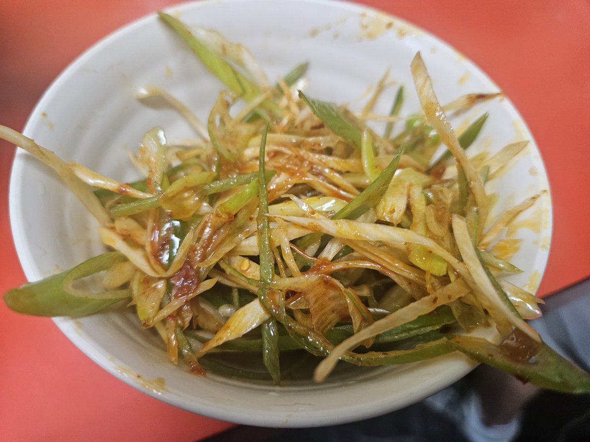 G9YQ1EUZJcjJu8R's tweet photo. らー麺ぶたのジョー。@谷塚
昨日の臨時営業の時の
スタミナブラック(大蒜アブラネギ)➕️味ネギ辛➕️お心遣い🥚と
今日のまぜそば中(チーズ🧀辛マヨ) https://t.co/5iYkj5BCto