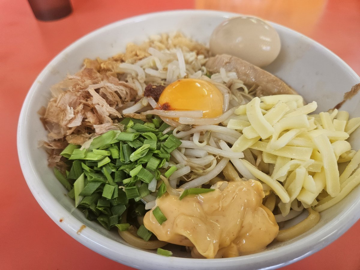 G9YQ1EUZJcjJu8R's tweet photo. らー麺ぶたのジョー。@谷塚
昨日の臨時営業の時の
スタミナブラック(大蒜アブラネギ)➕️味ネギ辛➕️お心遣い🥚と
今日のまぜそば中(チーズ🧀辛マヨ) https://t.co/5iYkj5BCto