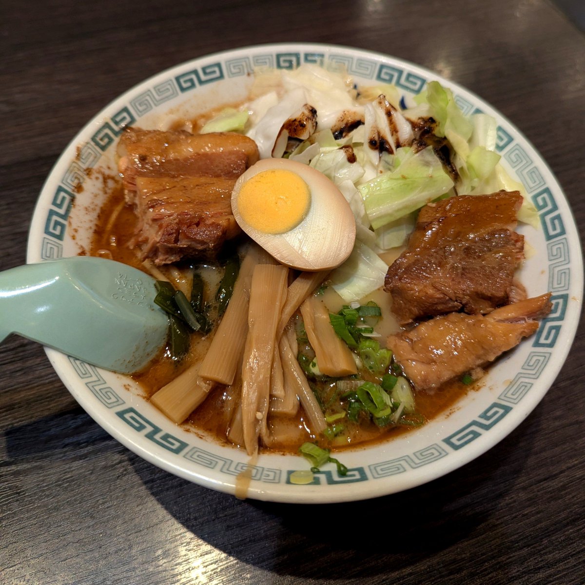 ZenRera's tweet photo. 仕事の合間に御徒町で昼メシ
桂花ラーメンへ…
太肉麺¥1,350
高菜卵黄飯¥550

いやぁ…本当に美味かった
もちろんスープまで完飲
やっぱホロホロの太肉は極上

久しく熊本に帰ってない
お墓参りもしたいし
来年には行けるように頑張ろ

#昼メシ
#ラーメン https://t.co/huypXu5og0