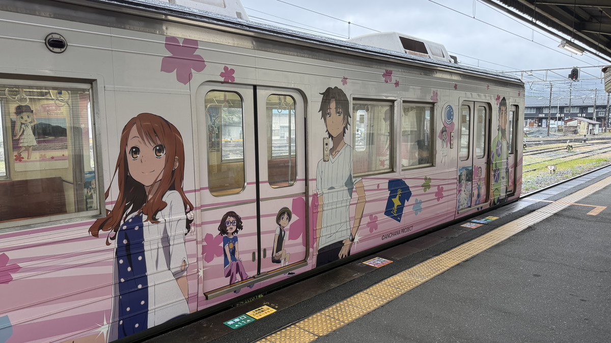 sukiyakimikke's tweet photo. あの花電車に乗れたー！
というか存在自体知らなかった💦
外側のラッピングだけかと思ったら車内もあの花だらけで爆❤️
後から気づいたんだけど、ここさけの車両は車内もここさけなのかな❓
#あのはな電車　#ラッピング電車 https://t.co/MUGKg1rymn