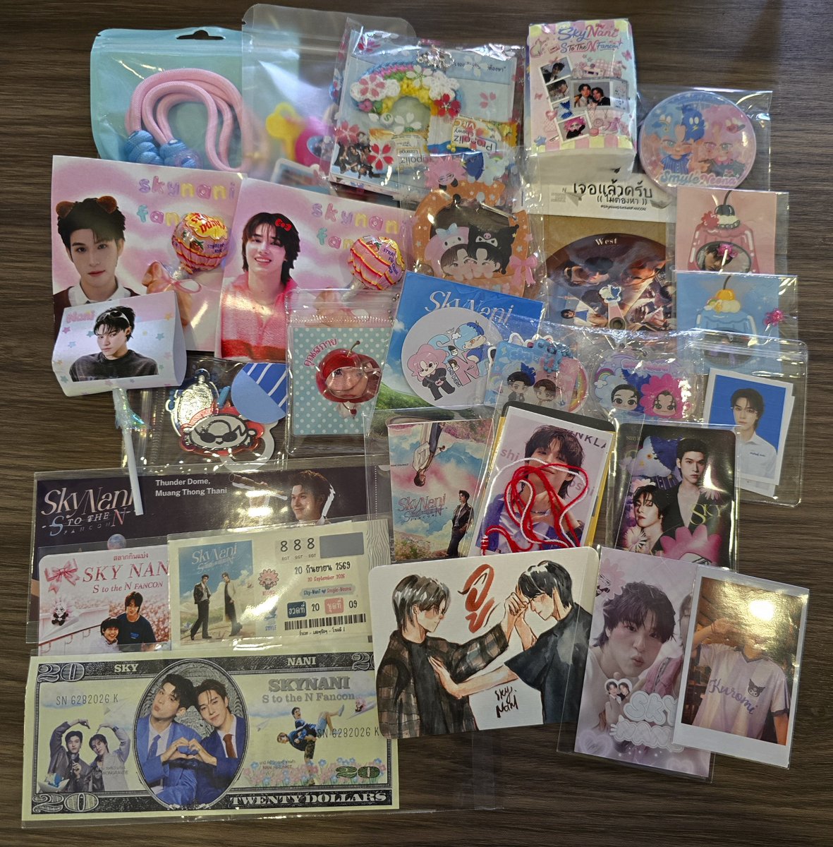 tb_kuk's tweet photo. ขอบคุณคุณเจ้าของกอวที่น่ารักทั้งหมดเลย ทั้งคนที่รับแลก คนที่แจก คนที่ยัดใส่มือตอนเราแจกด้วยมองไม่ทันเลยใครบ้าง😂 และคนที่นั่งข้างกันในคอนด้วยนะคะ เป็นกอวที่เยอะที่สุดในชีวิตติ่งเลยค่ะ จะใช้อย่างดีเลย🩵🩷✨️ https://t.co/CRHpYYcDml