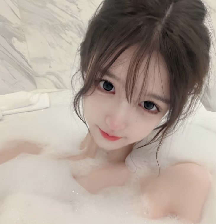 Dakiddx4's tweet photo. 在当一次宠粉博主叭！！！

有人要锐评我的福吗！！！

1：看福    2：看🐻！！！

Luo照  实况！！粉粉的福哦，看完就删！！ https://t.co/81y2WlSRF3