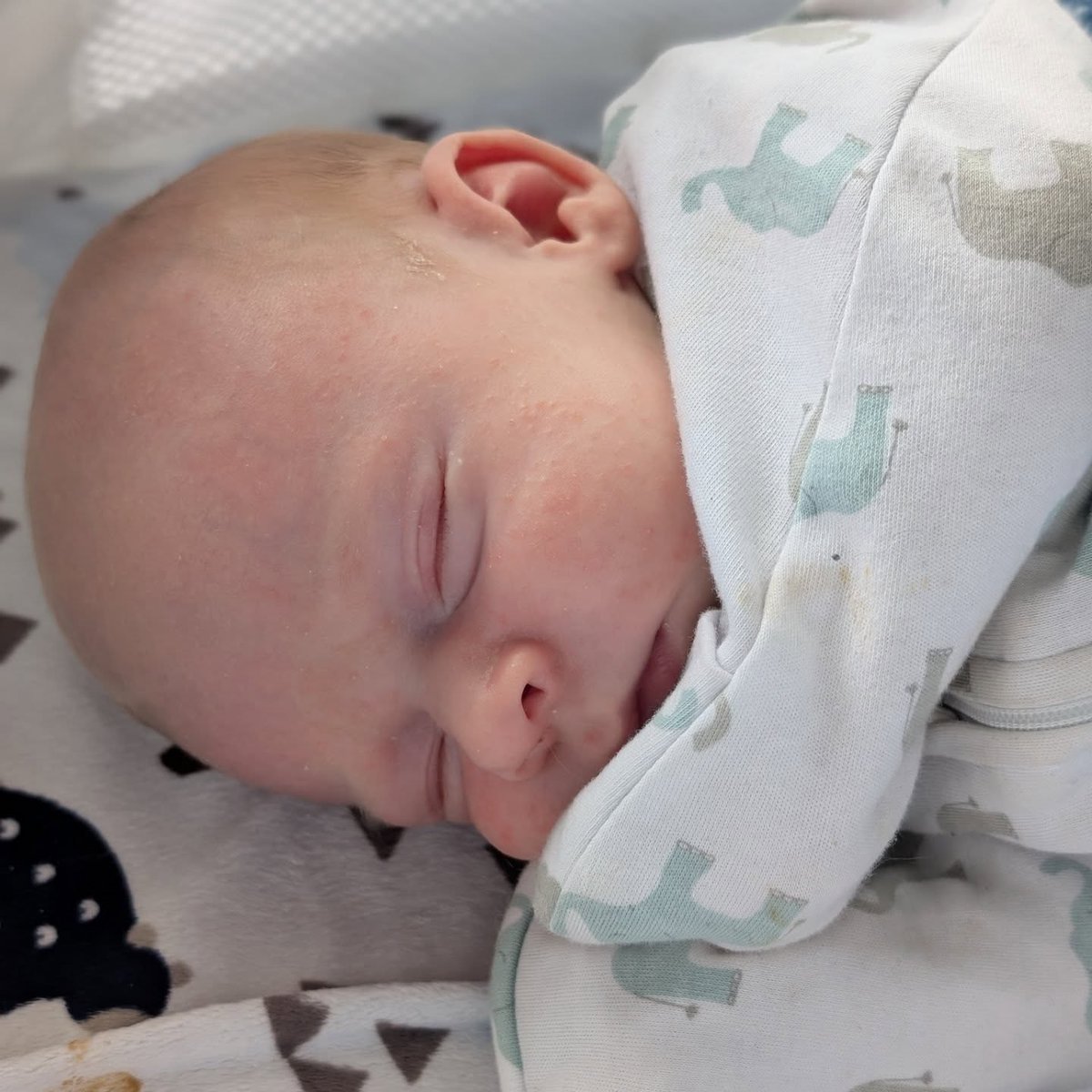Paulo_micro's tweet photo. Big mom win: both boys are asleep on their own. I feel unstoppable! https://t.co/akEq55mRwK