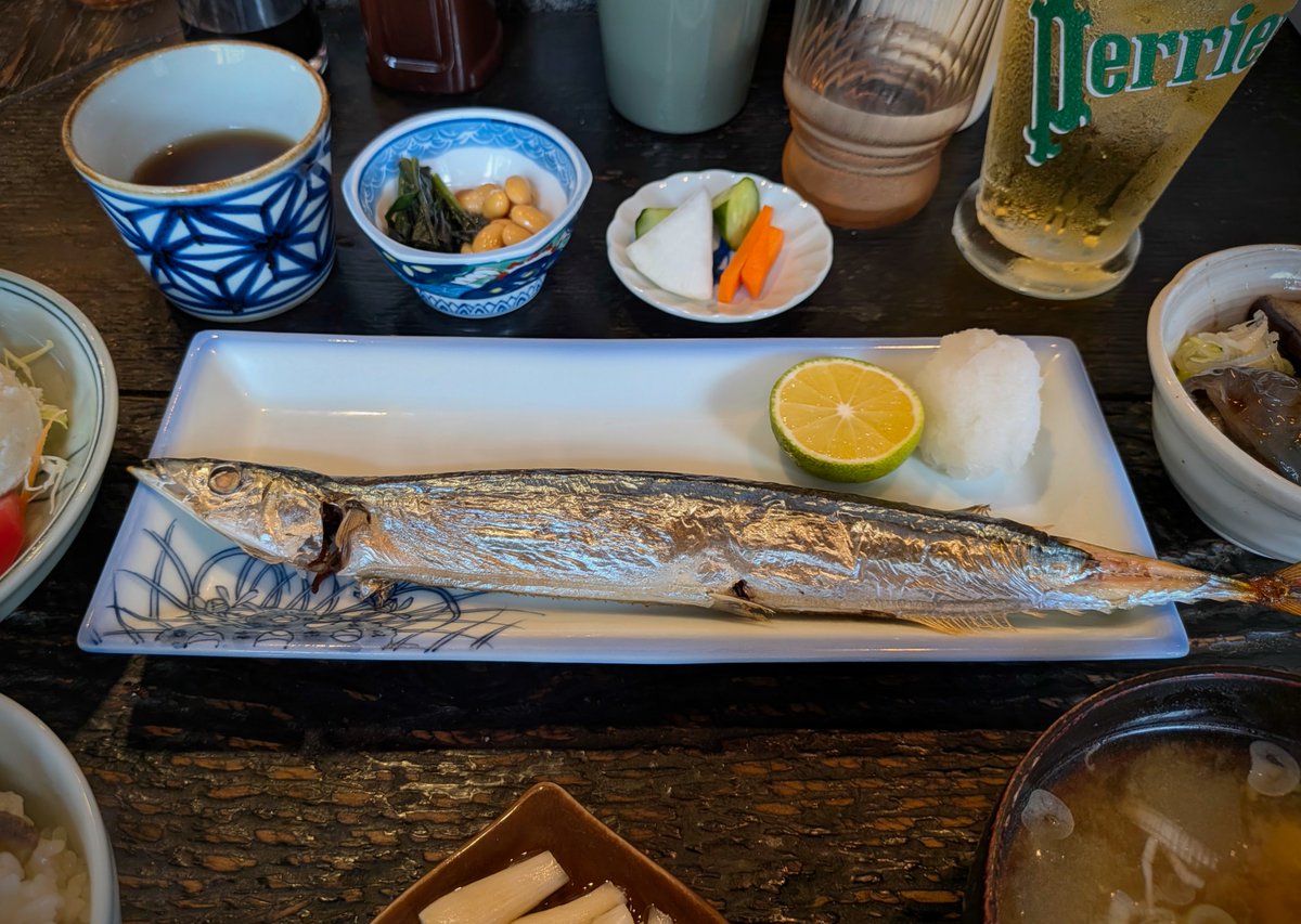 797binbo's tweet photo. #三鷹 #吉祥寺 #mitaka #kichijoji #tokyo
#定食あさひ
三陸さんまの丸焼き定食
栗ごはんを選択。茄子揚げひたしはさっぱりとしていて、よい箸休め。新物さんまは細身ながらもワタのほろ苦さが絶妙で、身の締まりよく、しっかりとした旨味を感じる美味しさです。
#ランチ #昼飯 #lunch #定食 #setmeal https://t.co/BleP0gQyV5