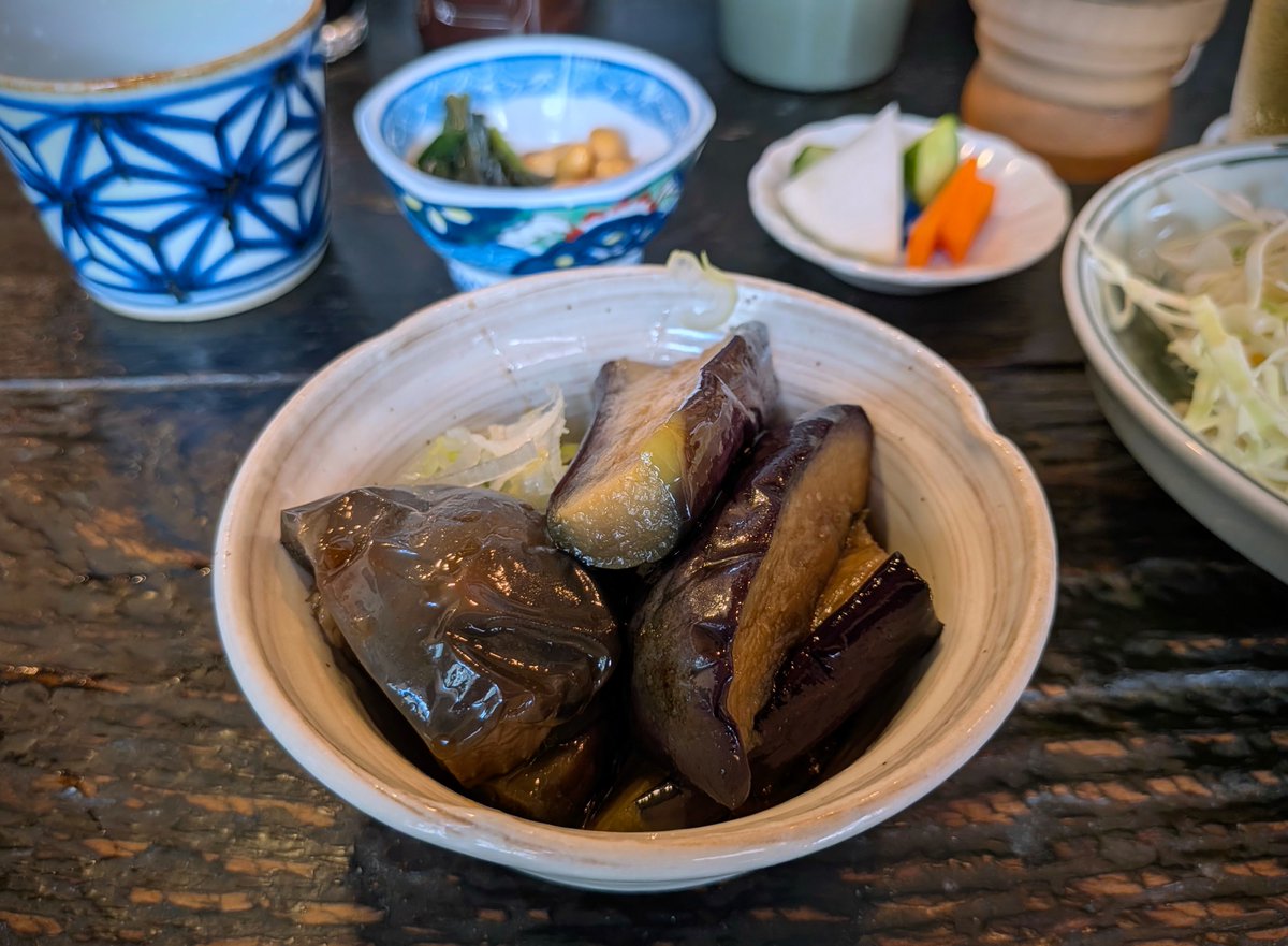 797binbo's tweet photo. #三鷹 #吉祥寺 #mitaka #kichijoji #tokyo
#定食あさひ
三陸さんまの丸焼き定食
栗ごはんを選択。茄子揚げひたしはさっぱりとしていて、よい箸休め。新物さんまは細身ながらもワタのほろ苦さが絶妙で、身の締まりよく、しっかりとした旨味を感じる美味しさです。
#ランチ #昼飯 #lunch #定食 #setmeal https://t.co/BleP0gQyV5
